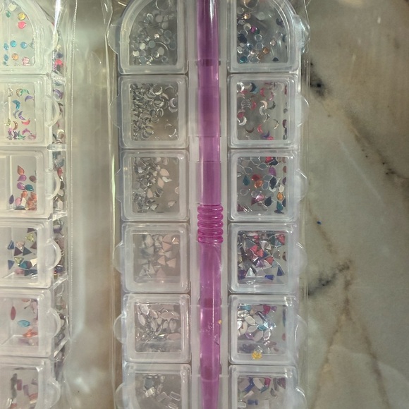 Fingernail Rhinestone Set - Picture 2 of 3